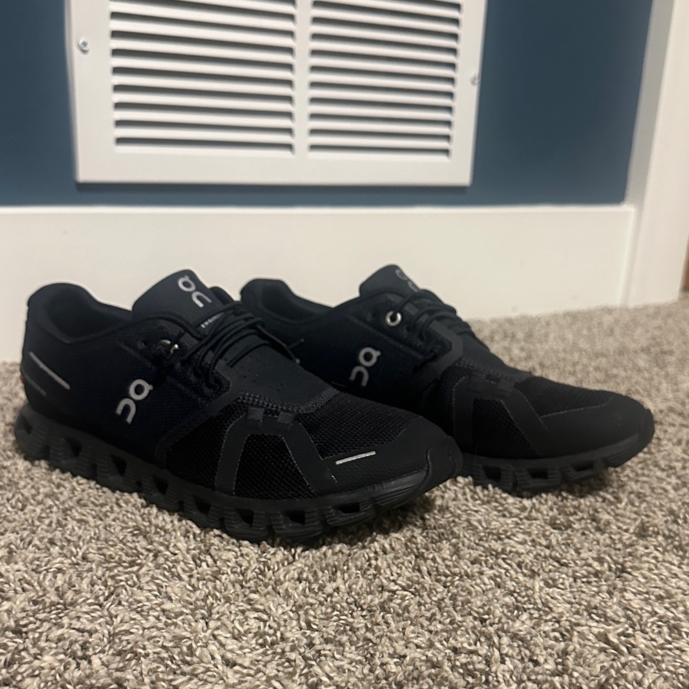 On Cloud 6 Black Athletic Shoes for Performance